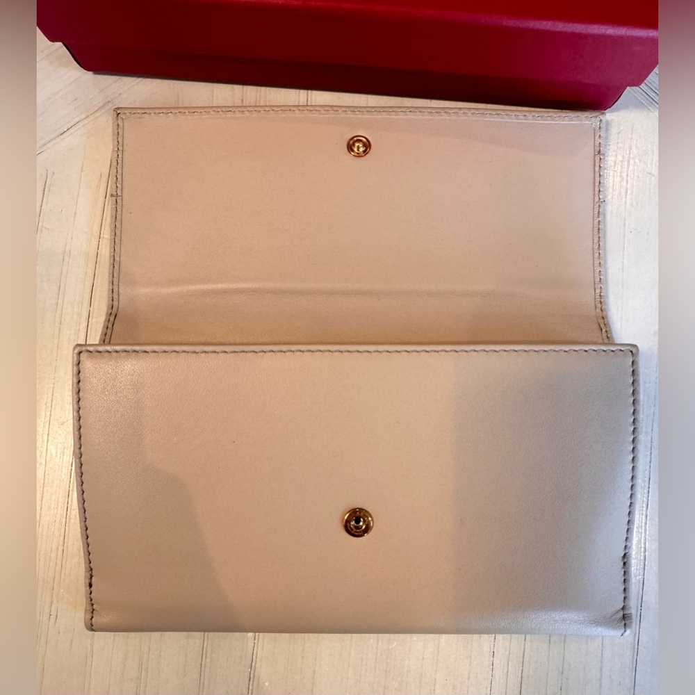 Authentic Salvatore Ferragamo Gancini Continental Leather Wallet - New in Box - Picture 15 of 16